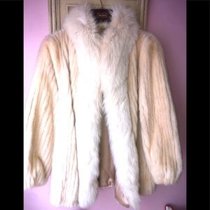 *SALE!PRICE WONT LAST* White Mink jacket ❄️